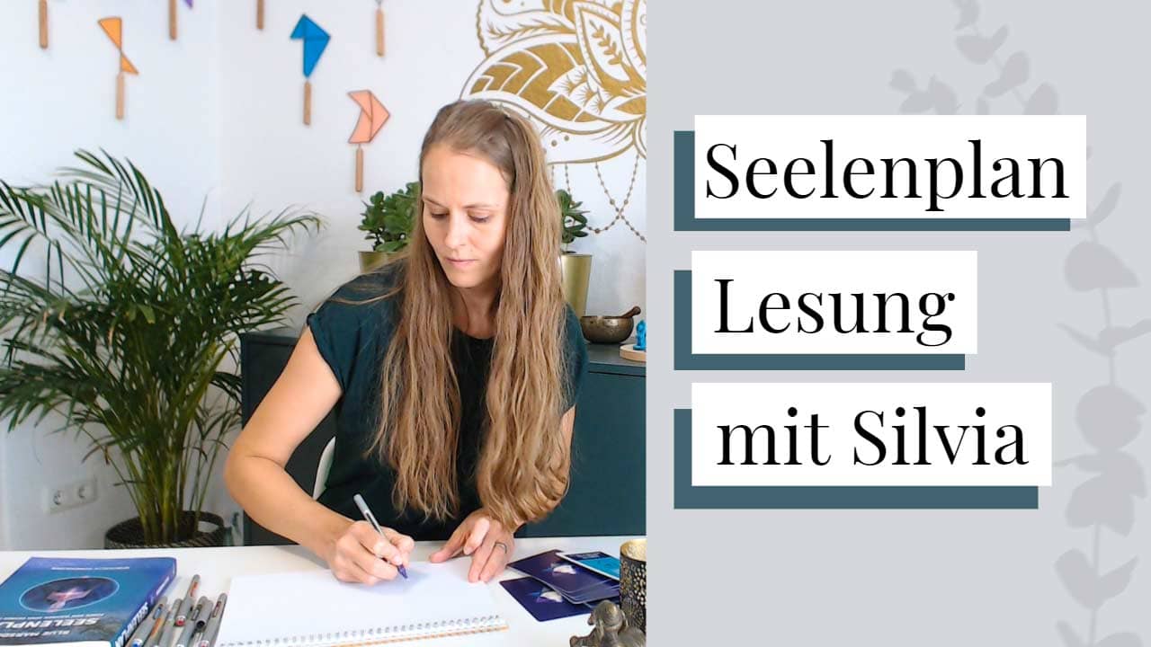 Meike Haisenko bereitet eine Seelenplan-Lesung vor.