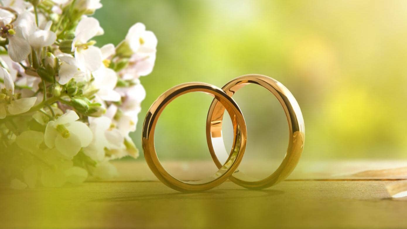 zwei Ringe, die die Ehe symbolisieren und die Auswirkung von Namensänderungen im Seelenplan symbolisieren