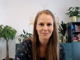 Soul Plan System Teacher Meike Haisenko in ihrem Büro {{brizy_dc_image_alt imageSrc=